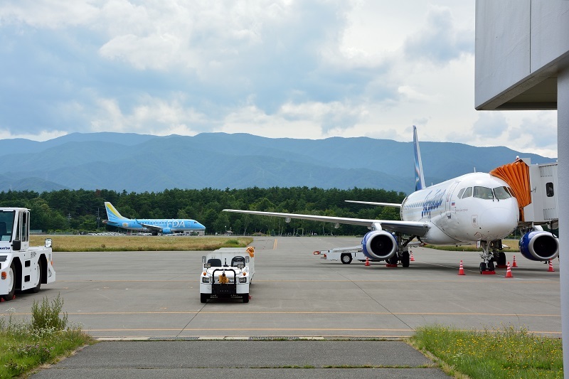松本空港に飛来したヤクーツク航空のSSJ-100型機とFDAのE170型機