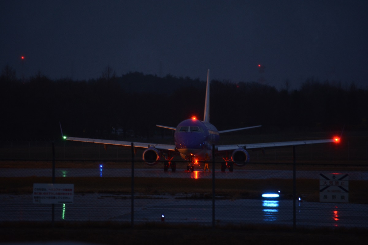 灯火が鮮やかな松本空港のFDA機