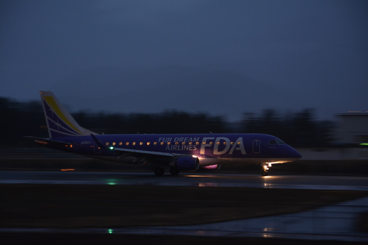 薄暗い中、松本空港をタキシングするFDA機