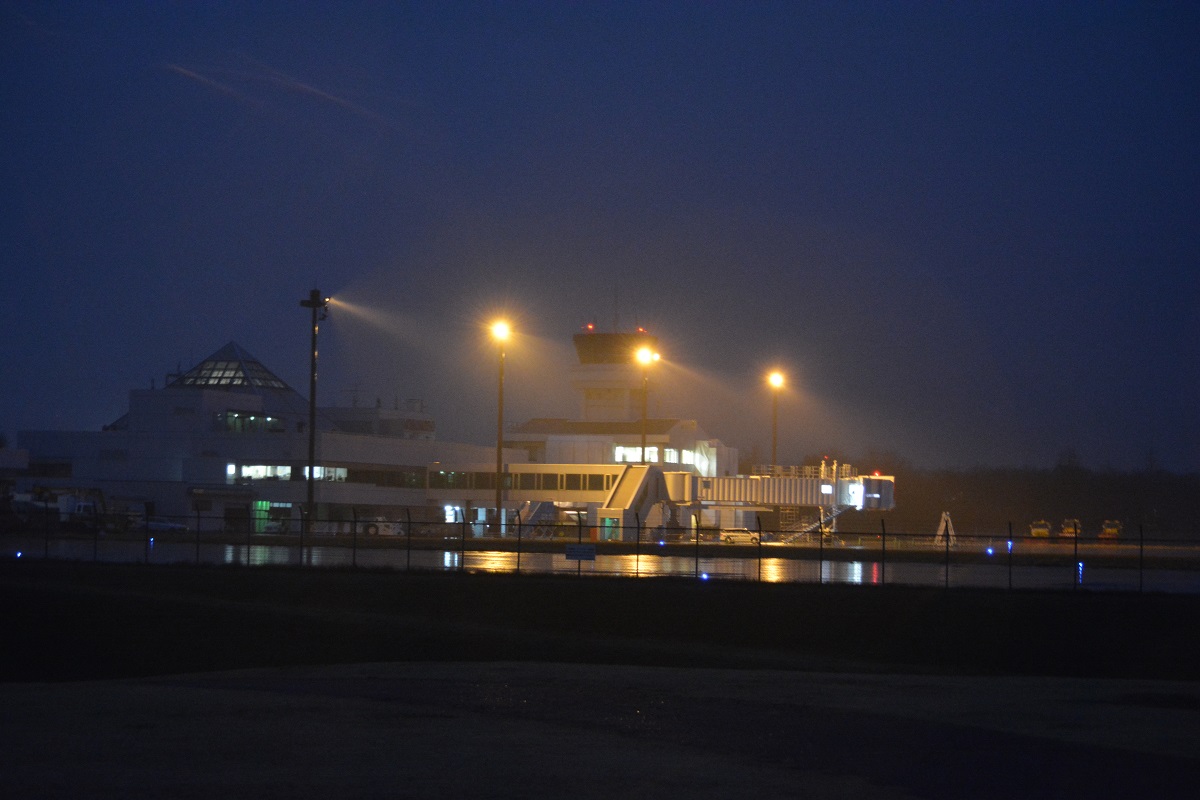 霧が幻想的な松本空港