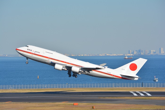豪快な機種上げで羽田空港を離陸する政府専用機