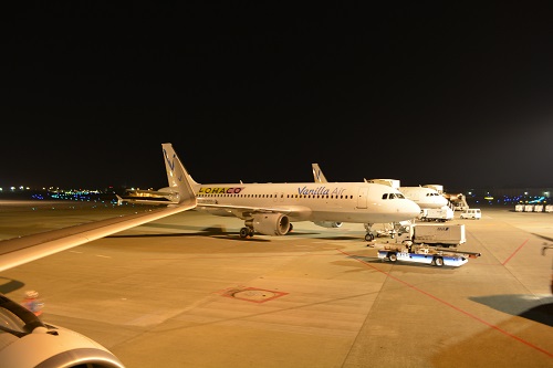 夜の成田空港で翼を休めるバニラエアの機体