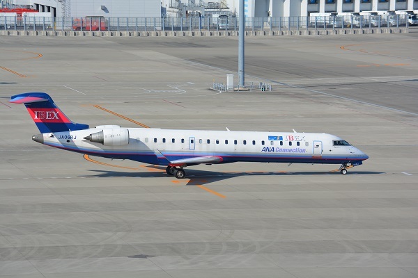 中部国際空港に駐機するIBEXエアラインズのCRJ700型機