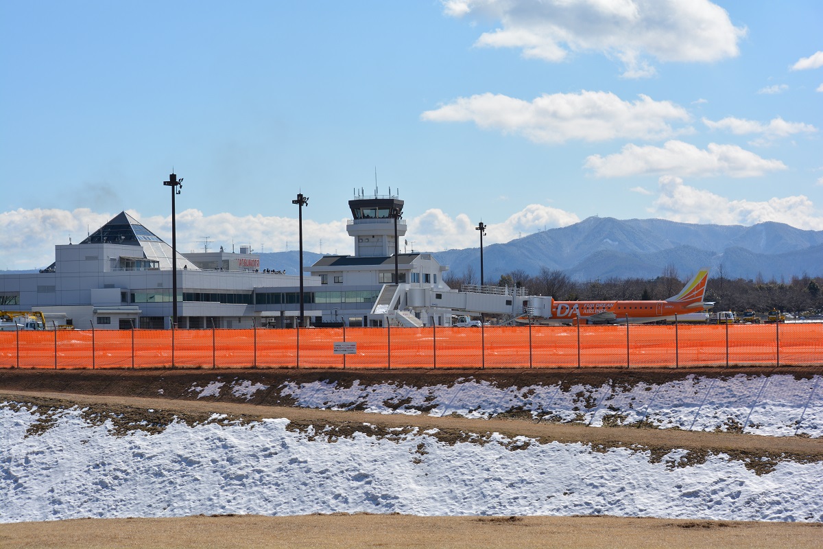 松本空港に到着したオレンジ色のFDA機