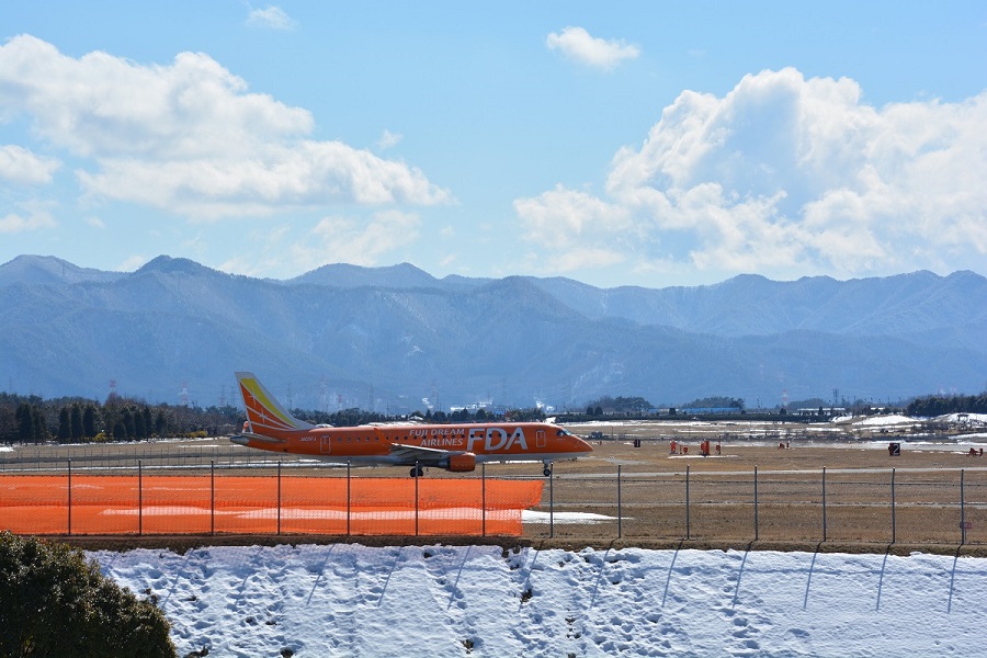 松本空港をタキシング中のFDA機