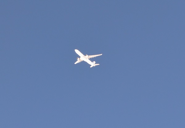 上空で自機とクロスするようにすれ違ったフィンエアーのA330型機