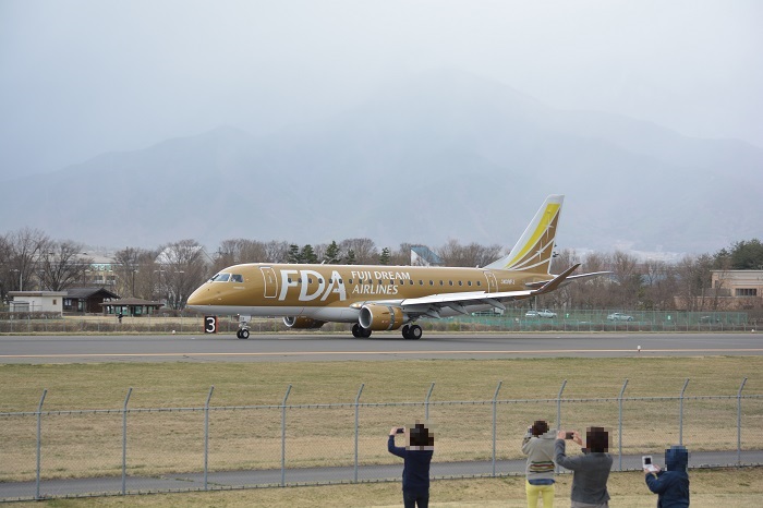 松本空港に着陸するFDA9号機