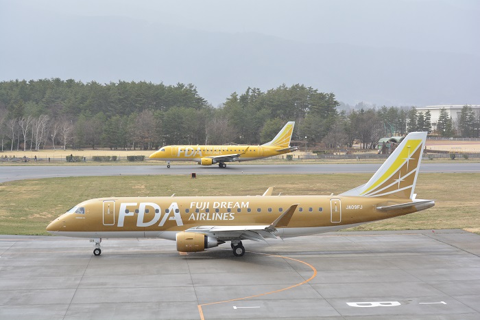 黄色と金色のFDA機のコラボ
