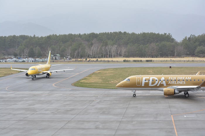 黄色と金色のFDA機のコラボ