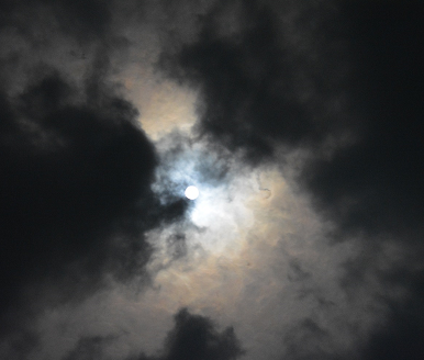 雲の隙間から姿を見せる月